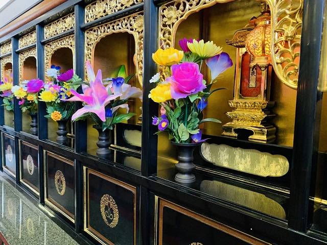 納骨壇の前に花が飾られている様子